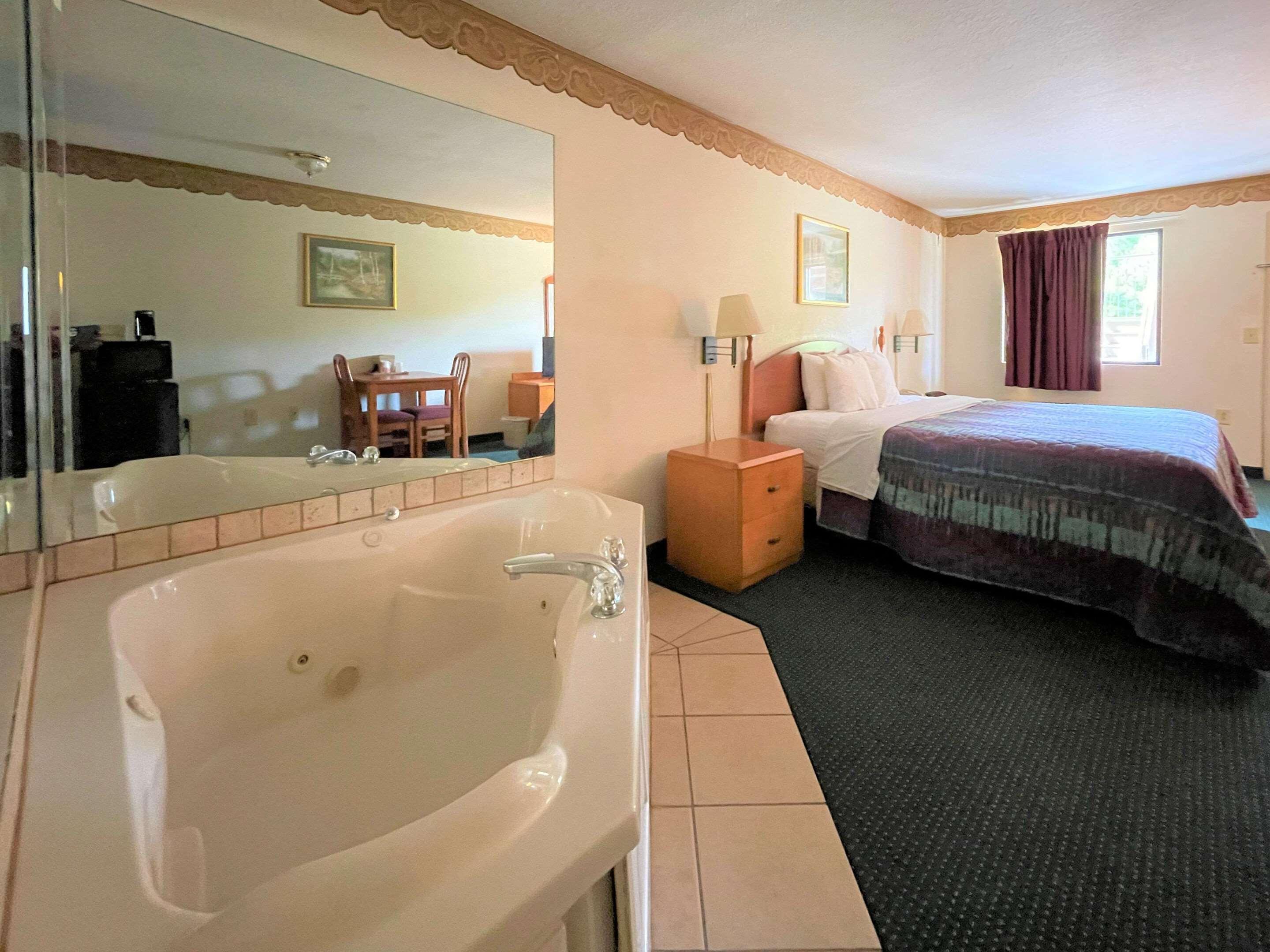 Days Inn Sandersville Exterior photo